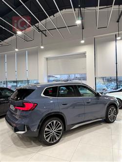 بی ئێم دەبڵیو X1